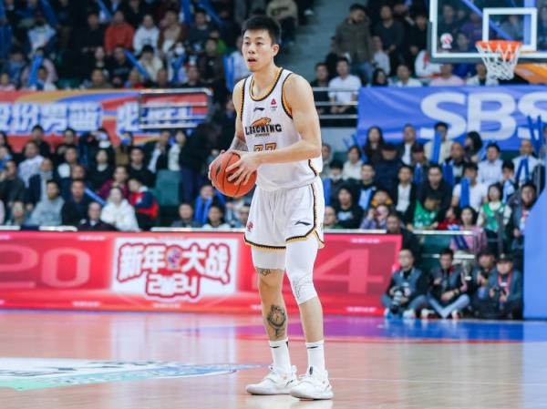 屋漏偏逢連夜雨！張鎮(zhèn)麟7中1僅得2分2板4助 末節(jié)受傷離場